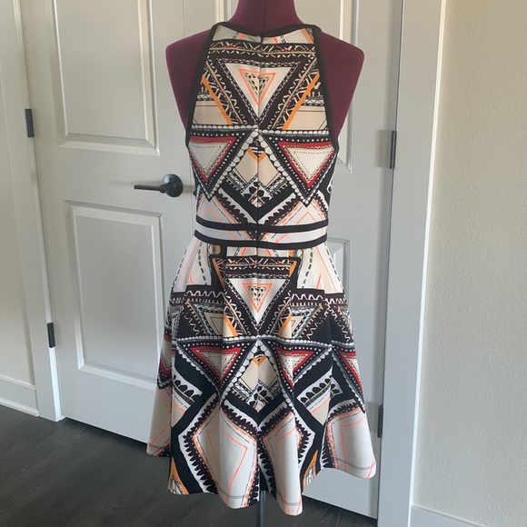 Patterned Knee-Length Dress - Picture 5 of 10